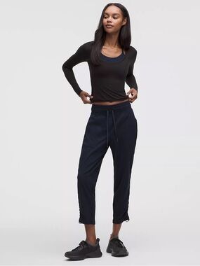 lululemon athletica Dance Studio Mid-Rise Cropped Pant size 8